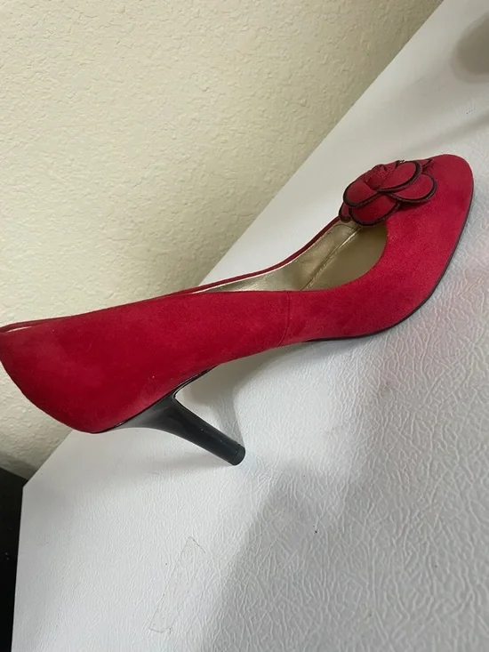 Anne Klein Red Suede
Pointed-Toe Pumps With Floral Decoration. Good Condition. - Picture 5 of 10